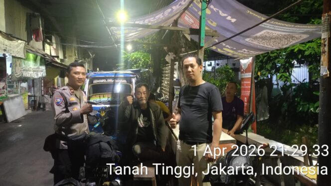 
					Hidupkan Siskamling Malam Hari, Sinergi Warga dan Polisi Jaga Tanah Tinggi Tetap Aman