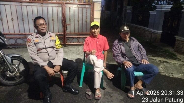 Bangun Kedekatan di Malam Hari, Bhabinkamtibmas Johar Baru Perkuat Sinergi Warga Lewat Cooling System