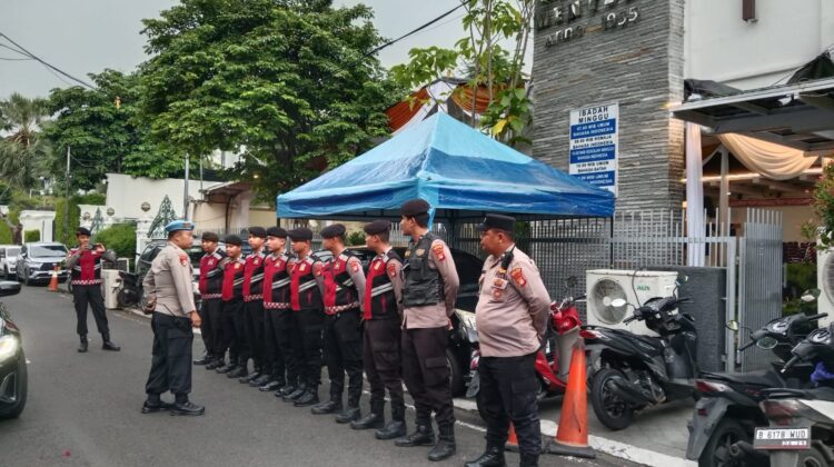 Pengamanan Humanis Polisi Iringi Misa Kamis Putih di Gereja HKBP Menteng
