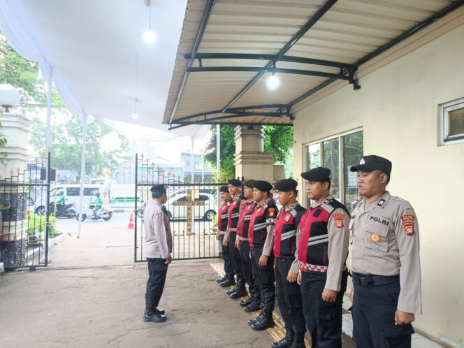 
					Pengamanan Humanis Polisi Warnai Perayaan Misa Paskah di Gereja Paskalis