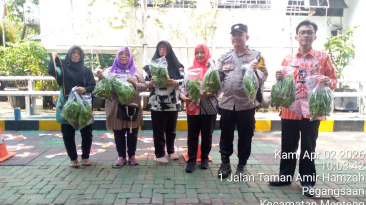 Sinergi Polri dan Warga, Panen Pokcoy 10 Kg di Pegangsaan Perkuat Ketahanan Pangan 2026