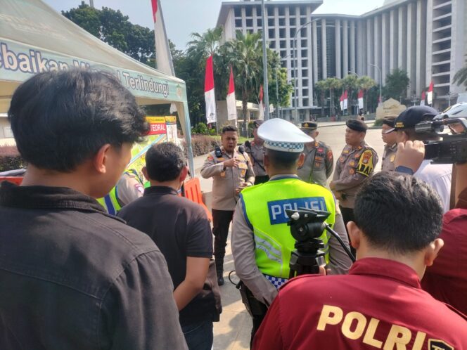 
					Kapolsek Sawah Besar Pimpin Apel Pengamanan Paskah 2026 di Katedral, 103 Personel Dikerahkan