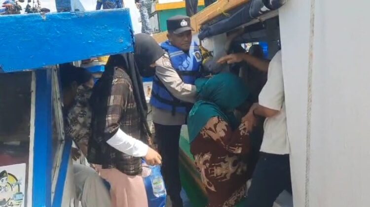 Aksi Cepat Polisi Evakuasi 54 Penumpang KM Ansori Mati Mesin di Perairan Kepulauan Seribu, Semua Selamat