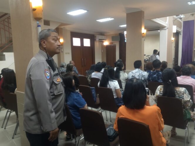 
					Pelayanan Bhabinkamtibmas Amankan Kebaktian Paskah di GPDI Mangga Dua Selatan, Ibadah Berjalan Aman