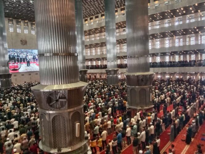 
					Pelayanan Polri Kepada Jemaah Sholat Jumat di Masjid Istiqlal, 15.200 Jemaah Beribadah Aman dan Kondusif