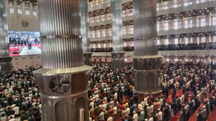 Pelayanan Polri Kepada Jemaah Sholat Jumat di Masjid Istiqlal, 15.200 Jemaah Beribadah Aman dan Kondusif