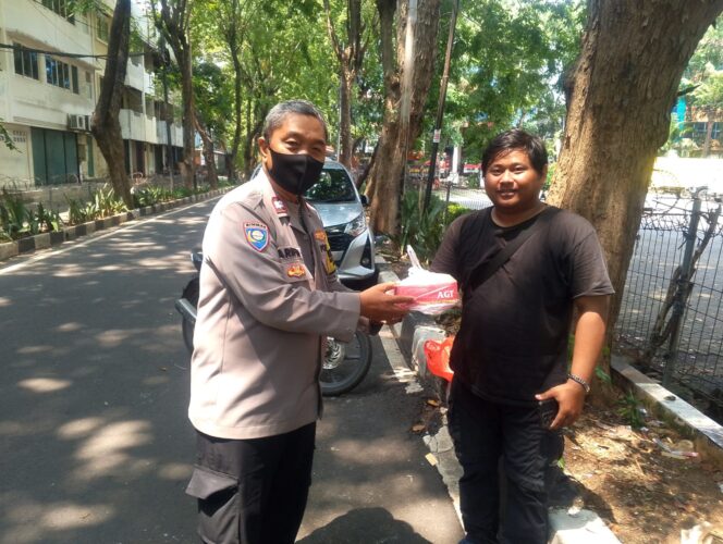 
					Polsek Sawah Besar Gelar Jumat Berkah, Bagikan Nasi Gratis di Mangga Dua Selatan