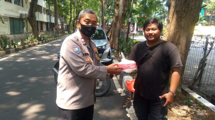 Polsek Sawah Besar Gelar Jumat Berkah, Bagikan Nasi Gratis di Mangga Dua Selatan