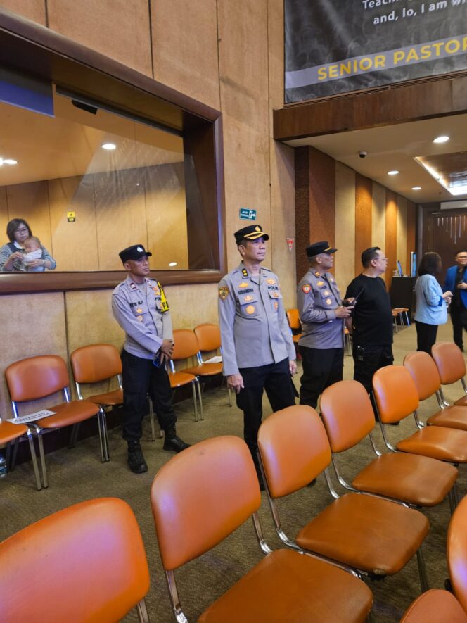 
					Hadir di Tengah Umat, Polri Jaga Kedamaian Ibadah Jumat Agung di GBI PRJ (CK7)