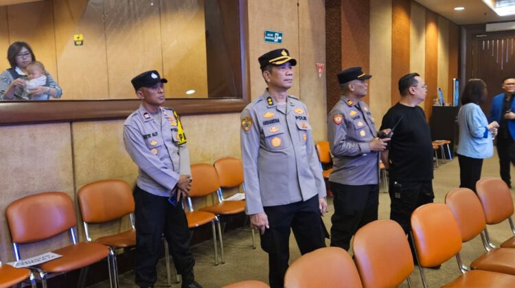 Hadir di Tengah Umat, Polri Jaga Kedamaian Ibadah Jumat Agung di GBI PRJ (CK7)