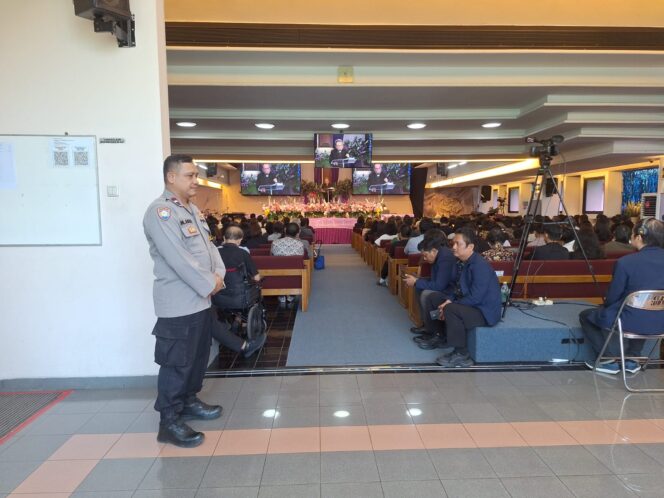 
					Kehadiran Polisi Jamin Keamanan Misa Jumat Agung di Gereja Isa Almasih Menteng
