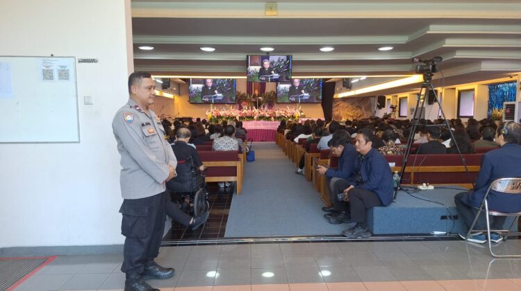 Kehadiran Polisi Jamin Keamanan Misa Jumat Agung di Gereja Isa Almasih Menteng