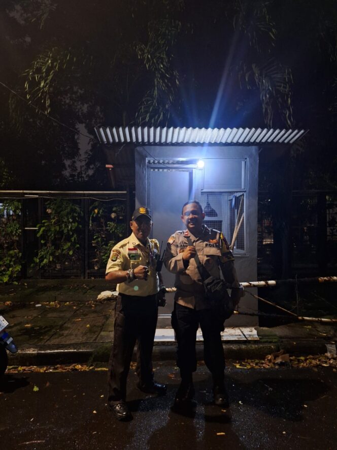 
					Bhabinkamtibmas Pegangsaan Intensifkan Patroli Satkamling Jalan Surabaya Ujung, Perkuat Keamanan Jelang Pagi Hari