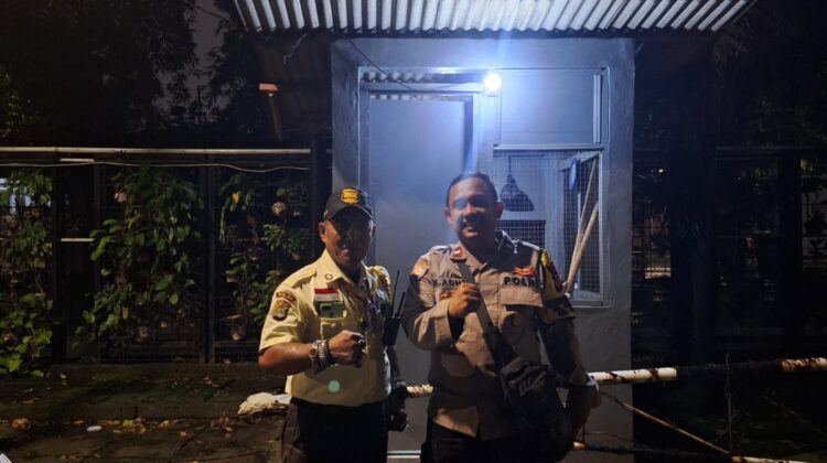 Bhabinkamtibmas Pegangsaan Intensifkan Patroli Satkamling Jalan Surabaya Ujung, Perkuat Keamanan Jelang Pagi Hari