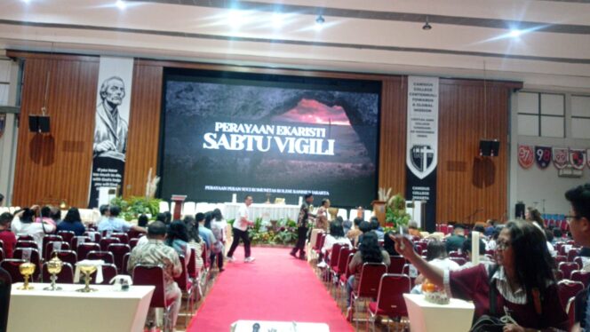 
					Ratusan Jemaat Ikuti Misa Vigili Paskah di Gereja Kolese Kanisius, Polisi Pastikan Ibadah Aman