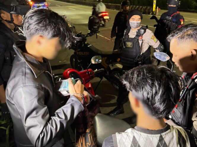 
					Patroli Brimob Polda Metro Jaya Membubarkan Pemuda Saat Pesta Miras Di Jakarta Timur