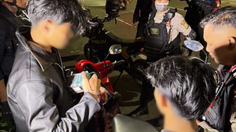 Patroli Brimob Polda Metro Jaya Membubarkan Pemuda Saat Pesta Miras Di Jakarta Timur