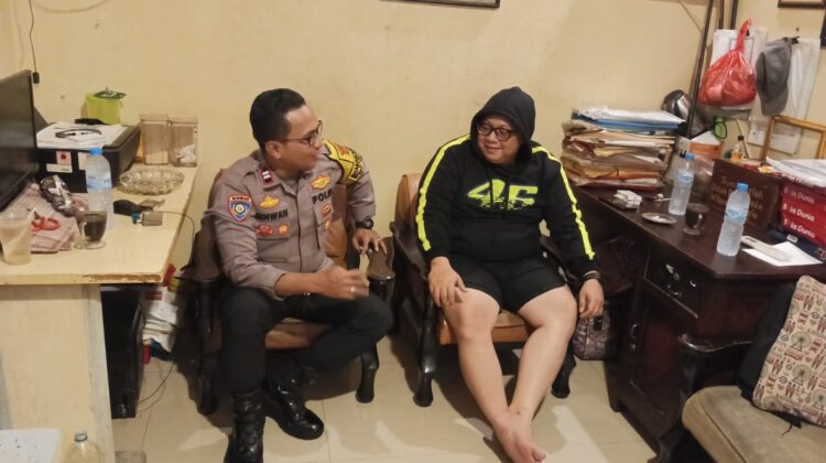 Cooling System Dini Hari, Bhabinkamtibmas Sambangi Ketua RW 07 Kampung Rawa Jaga Kondusivitas Wilayah