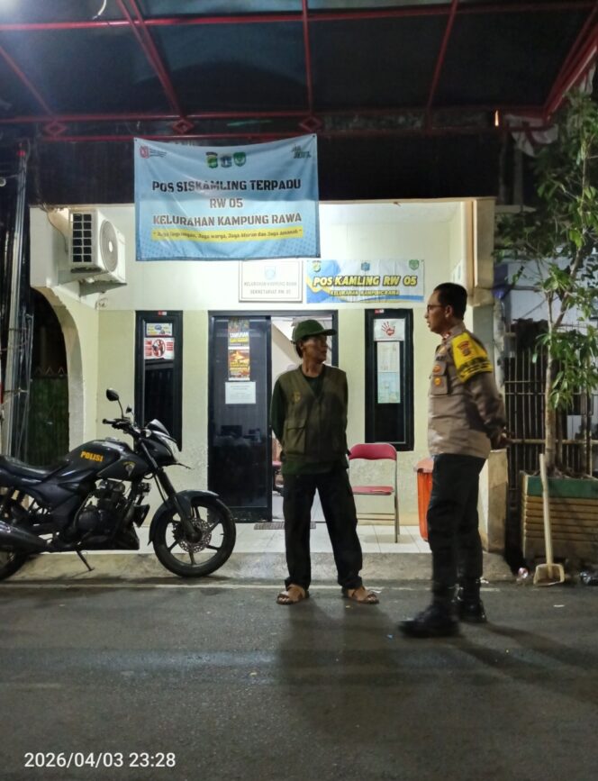 
					Jelang Tengah Malam, Polisi Sambangi Poskamling RW 05 Kampung Rawa Perkuat Kewaspadaan Warga