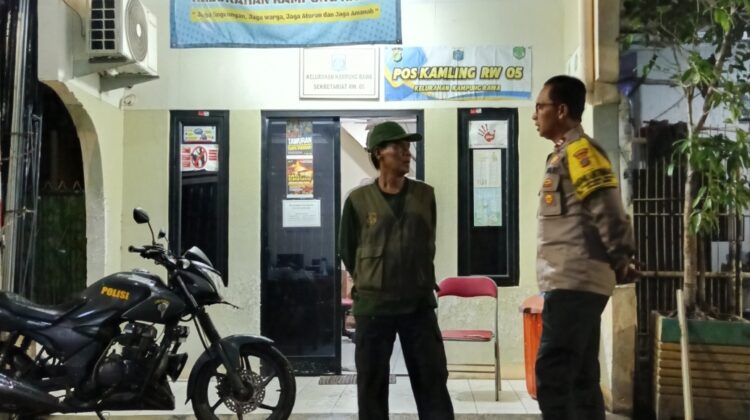 Jelang Tengah Malam, Polisi Sambangi Poskamling RW 05 Kampung Rawa Perkuat Kewaspadaan Warga