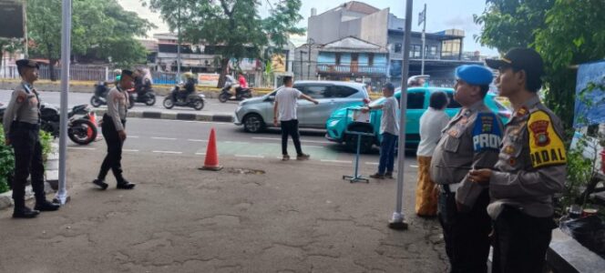 
					Pengamanan Ibadah Malam Paskah di Gereja St. Paskalis, Polisi Pastikan Umat Beribadah dengan Aman dan Khusyuk