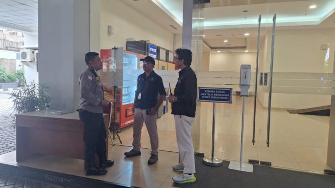 
					Bhabinkamtibmas Kelurahan Gelora Laksanakan Kunjungan Ke Media Tribun News, Sampaikan Himbauan Kamtibmas