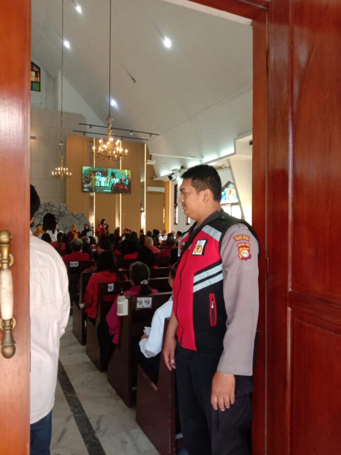 
					Kegiatan Ibadah Minggu Paskah Di Gereja Kristen Protestan Angkola Mendapat Pengamanan Personel Polri