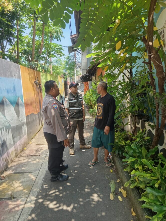 
					Bhabinkamtibmas Petamburan Bersama Satpol PP Laksanakan Patroli dan Sambang Warga, Antisipasi Kerawanan Wilayah