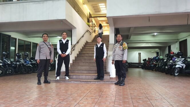 
					Unit Samapta Lakukan Pengamanan Paskah di GKI Samanhudi, Fokus Pantau Parkiran Kendaraan Jemaat