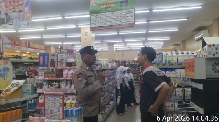 Polisi Sambangi Supermarket, Perkuat Keamanan dan Kewaspadaan Warga Johar Baru