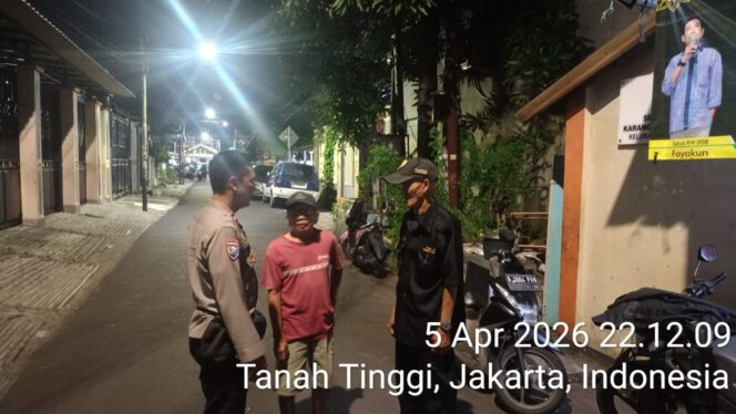 
					Aktifkan Ronda Malam, Polisi dan Warga Tanah Tinggi Bersatu Cegah Gangguan Keamanan