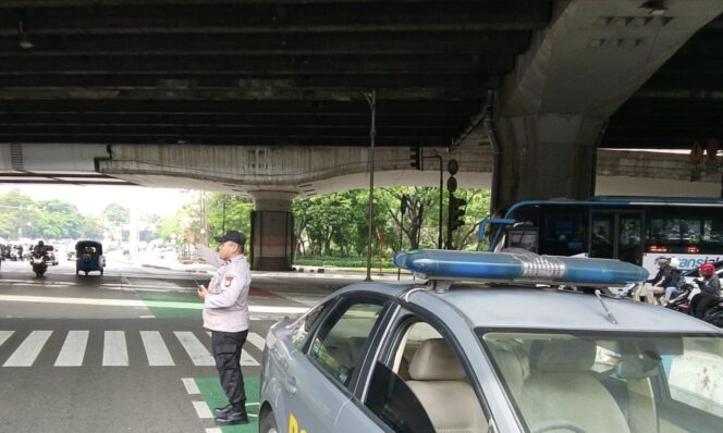
					Strong Point Sore di TL Coca Cola, Polisi Jaga Kelancaran Arus Pulang Kerja