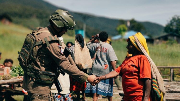 Satgas Damai Cartenz Hadir di Tengah Masyarakat, Pastikan Ibadah Berjalan Aman di Distrik Kiwirok