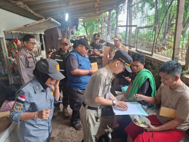 
					Bhabinkamtibmas Karet Tengsin Bersama Tiga Pilar Laksanakan Pendampingan Pemberian Surat Peringatan kepada Warga Bantaran Kali Kerukut