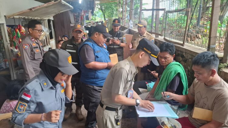 Bhabinkamtibmas Karet Tengsin Bersama Tiga Pilar Laksanakan Pendampingan Pemberian Surat Peringatan kepada Warga Bantaran Kali Kerukut
