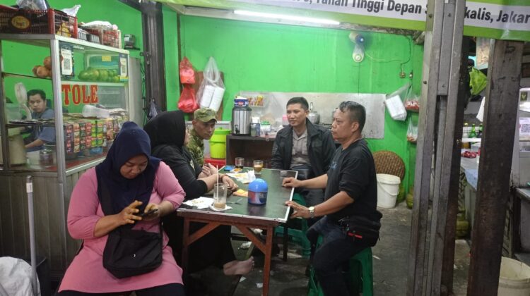 Sambangi Pelaku Usaha Bakso, Bhabinkamtibmas Ajak Warga Jaga Keamanan Lingkungan