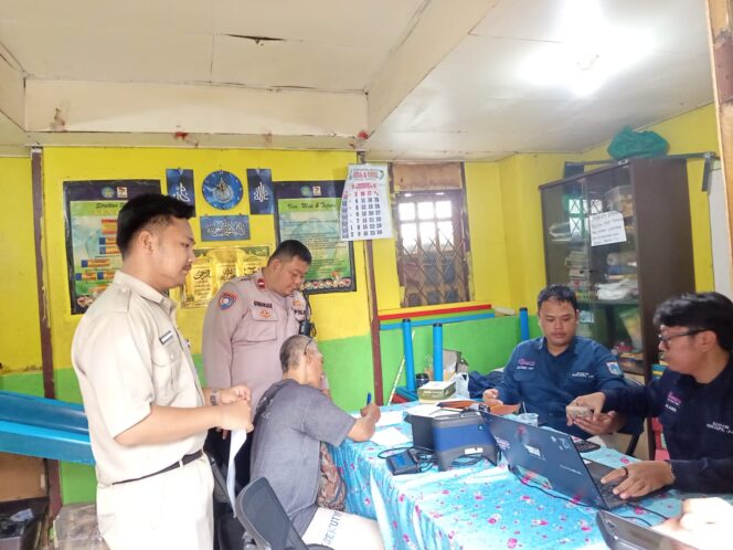 
					Door to Door Humanis, Polisi Bantu Warga Petamburan Miliki KTP Digital