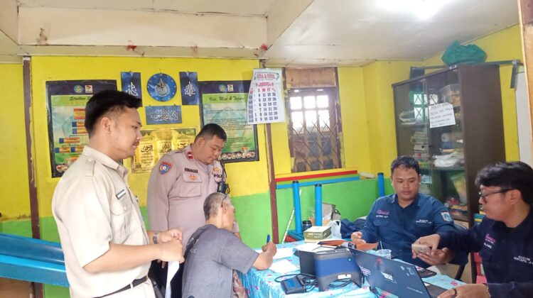 Door to Door Humanis, Polisi Bantu Warga Petamburan Miliki KTP Digital