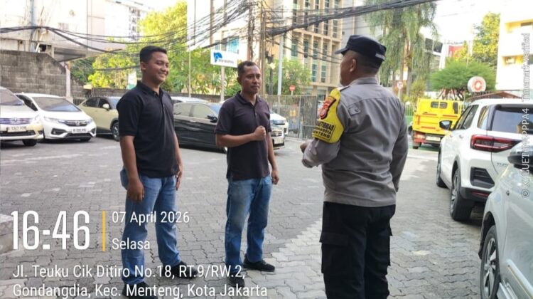 Patroli Dialogis di Jalan Cik Ditiro, Bhabinkamtibmas Gondangdia Perkuat Kewaspadaan Lingkungan