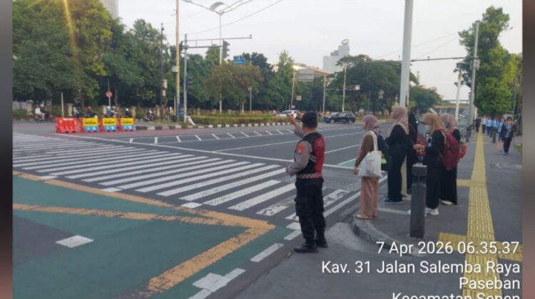 Polisi Atur Lalu Lintas Pagi di Kawasan Senen, Arus Ramai Lancar