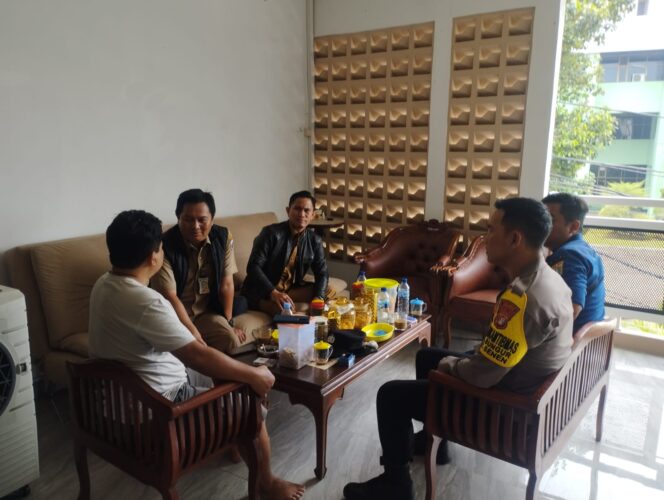 
					Polisi dan Aparatur Kelurahan Bungur Sambangi Warga, Sampaikan Himbauan Kamtibmas