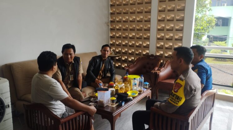 Polisi dan Aparatur Kelurahan Bungur Sambangi Warga, Sampaikan Himbauan Kamtibmas
