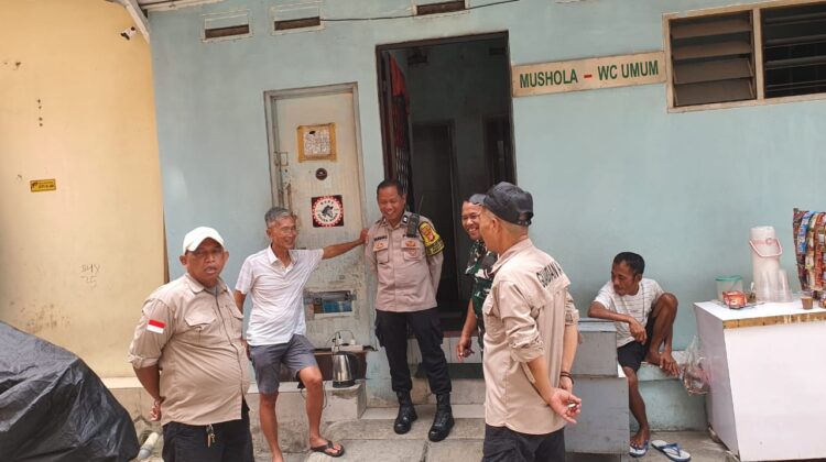 Door to Door System di Pasar Baru, Bhabinkamtibmas dan Babinsa Perkuat Kamtibmas Mulai dari Lingkup Keluarga