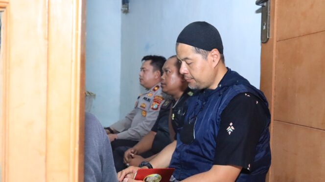 
					Dalam Duka, Polri Tetap Bersama Masyarakat, Kapolsek Kemayoran Takziah ke Rumah Warga