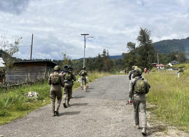 
					Lewat Patroli Jalan Kaki, Satgas Damai Cartenz Bangun Kedekatan dengan Warga Sinak