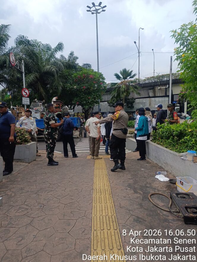 
					Penertiban PKL di Jalan Senen Raya, 5 Gerobak Diamankan