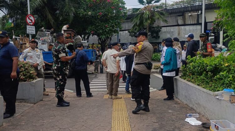 Penertiban PKL di Jalan Senen Raya, 5 Gerobak Diamankan