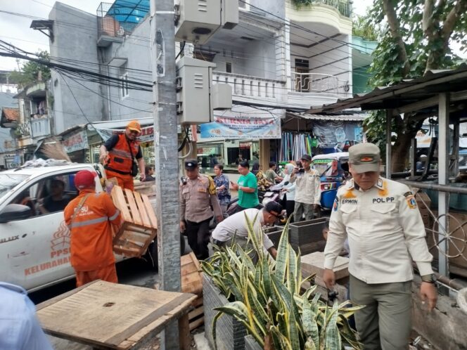 
					Rabu Tertib: Bhabinkamtibmas Monitoring PKL Pasca Penertiban di Pasar Gembrong