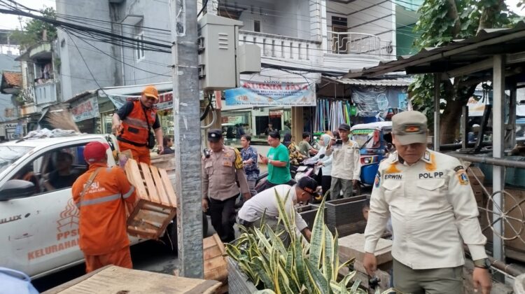 Rabu Tertib: Bhabinkamtibmas Monitoring PKL Pasca Penertiban di Pasar Gembrong