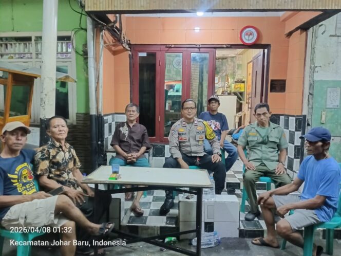 
					Dini Hari Sambangi Poskamling, Polisi dan Warga Kompak Jaga Kampung Rawa Tetap Aman